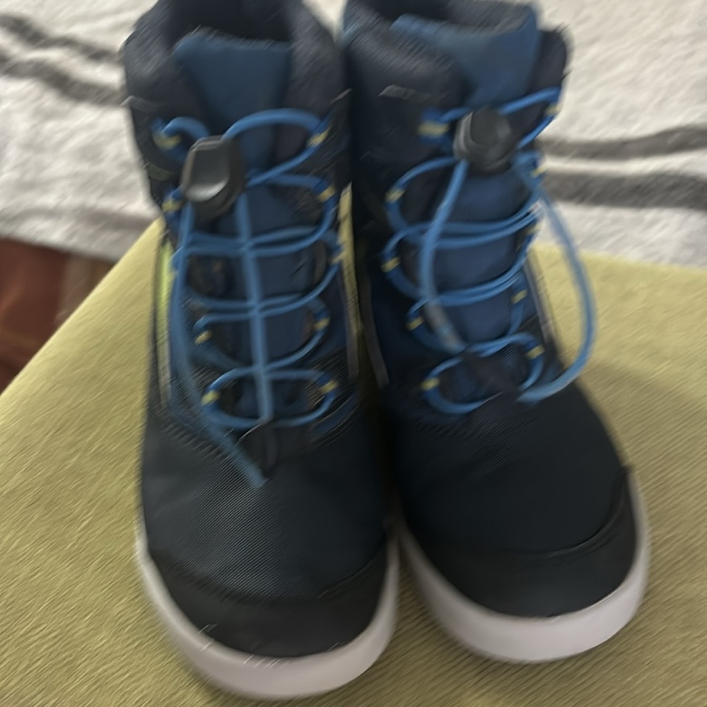MERRELL kids winter boot great condition